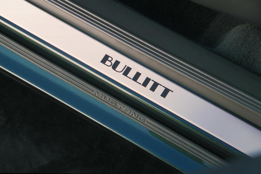 Детали интерьера Ford Mustang Bullitt GT 2001 года  (фото 13 из 26)